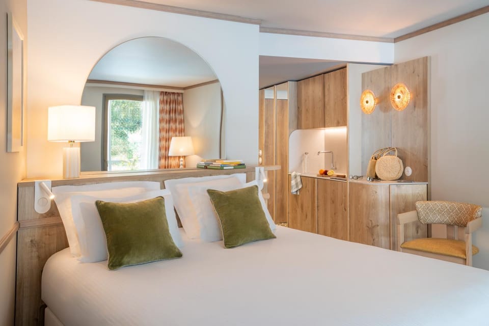 Bed, Kitchen or kitchenette, Living room