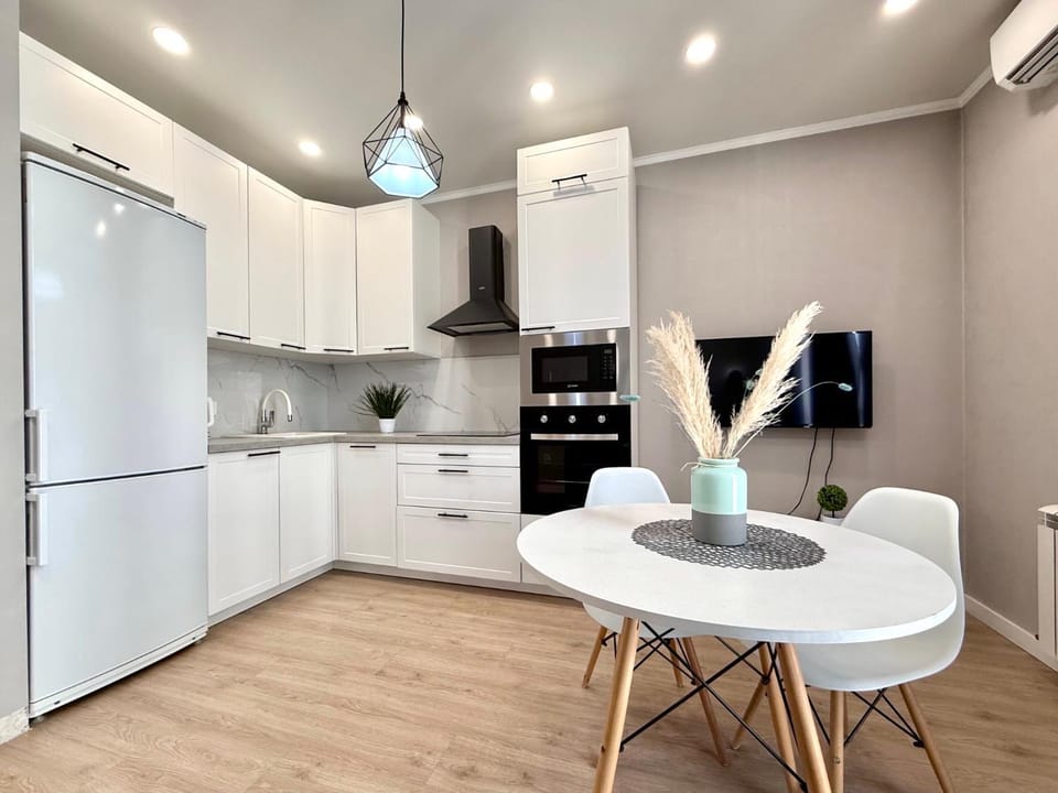 Kitchen or kitchenette, Dining area, stove