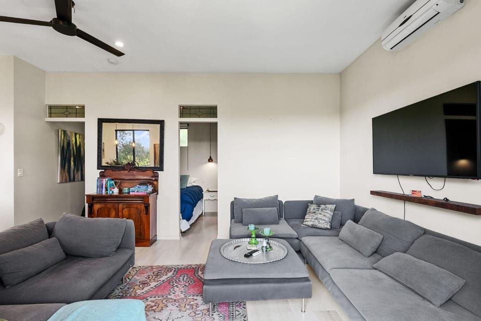 Communal lounge/ TV room, Bed, TV and multimedia, Living room, Bedroom