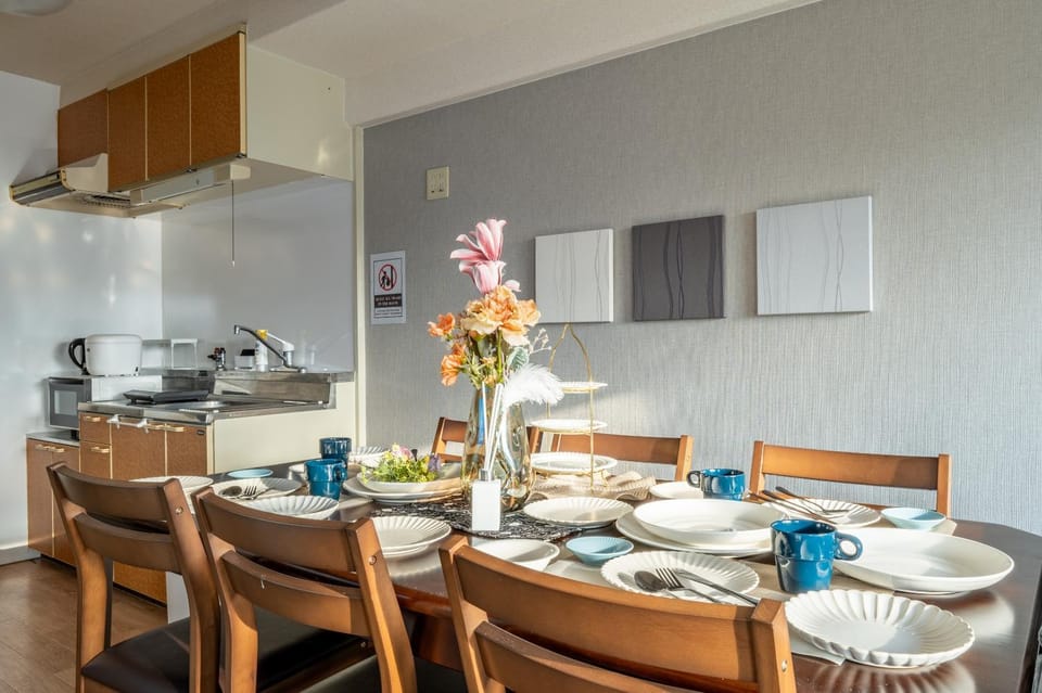 Kitchen or kitchenette, Food and drinks, Dining area, stove