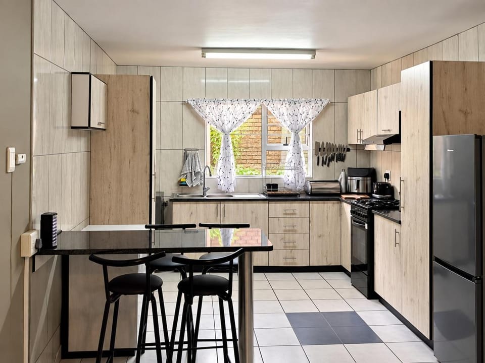 Kitchen or kitchenette, Dining area, oven, stove, toaster