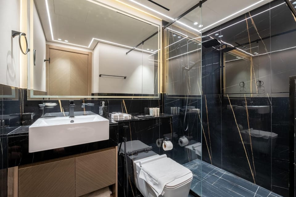 Shower, Toilet, Bathroom, towels