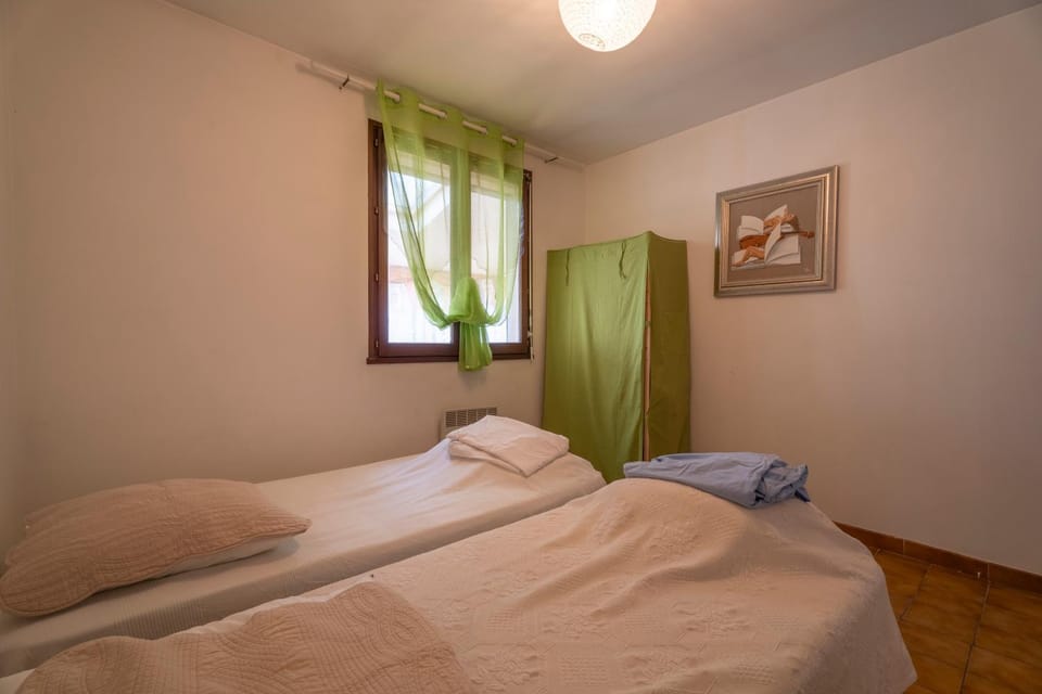 Property building, Living room, Bedroom