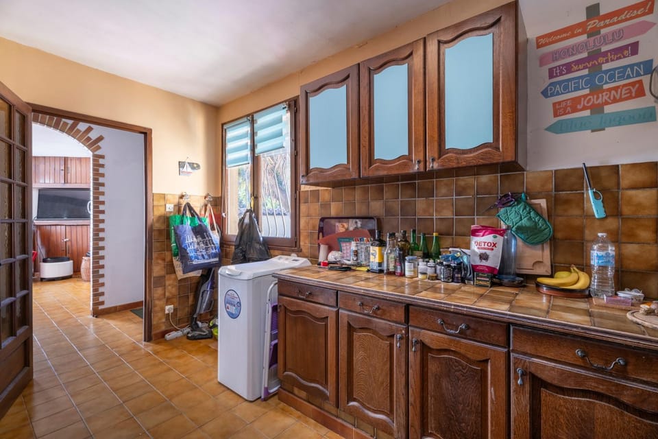 Kitchen or kitchenette, Living room