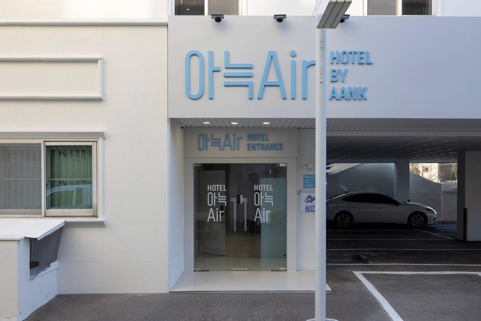 Facade/entrance