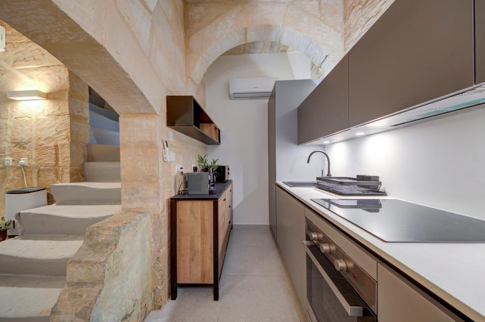 Kitchen or kitchenette, dishwasher, minibar