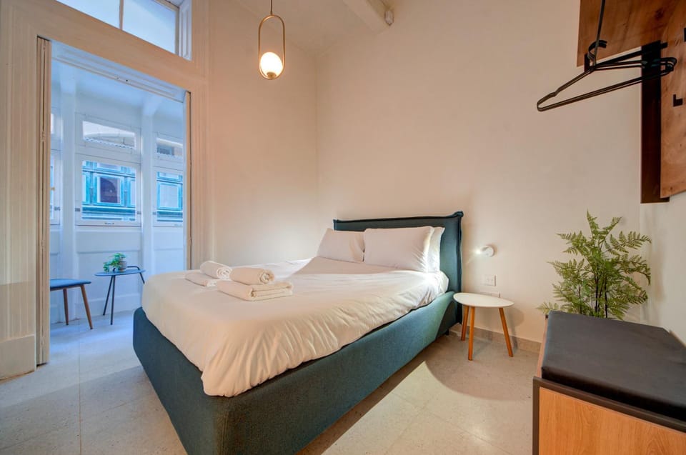 Bed, Bedroom, towels