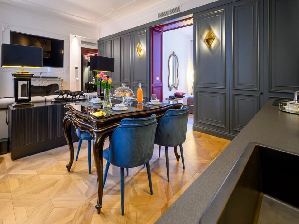 Kitchen or kitchenette, Dining area, stove