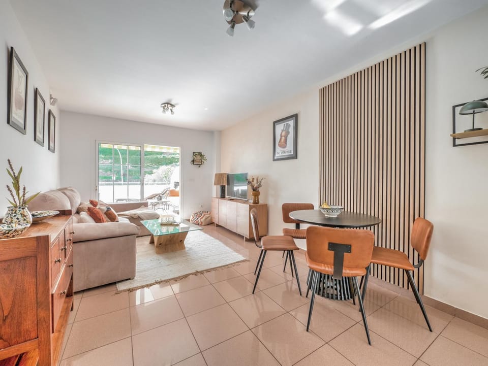 Living room, Photo of the whole room, Dining area