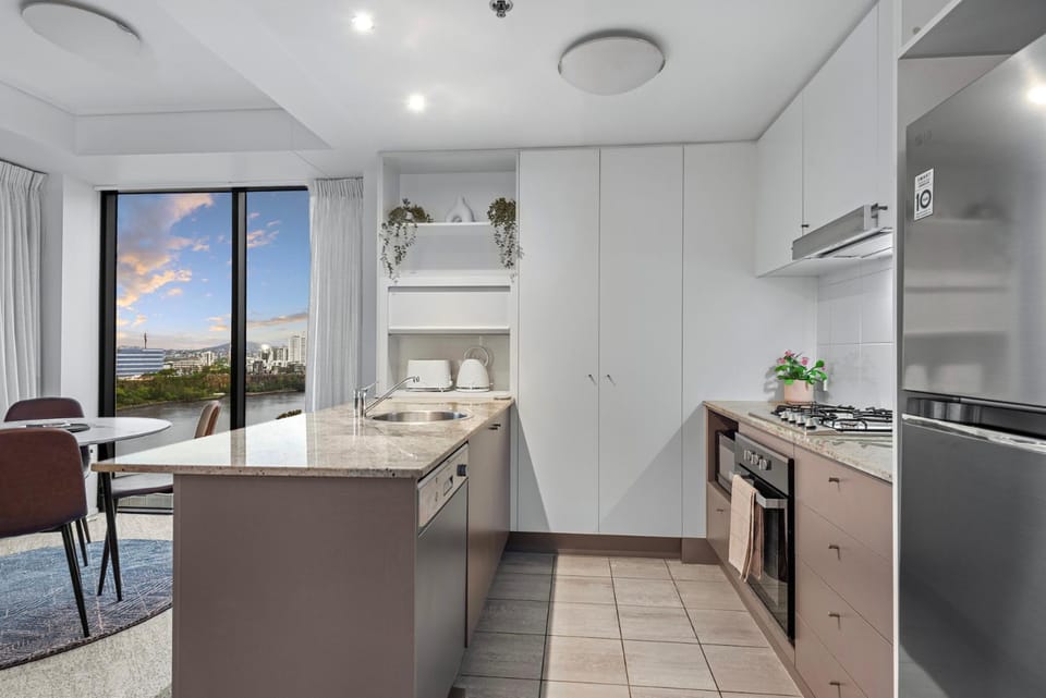 A Touch of Class - 2Bed-2Bath-1Car-Balcony-Views - CBD Apartment in Kangaroo Point