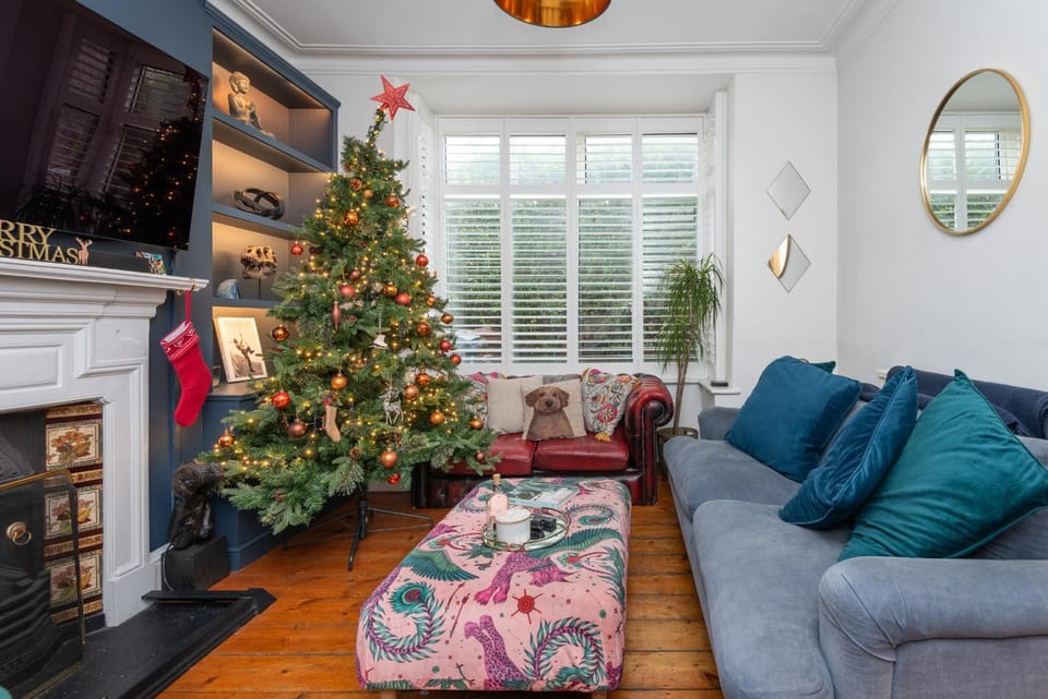Stylish 3-Bed House in Brentford near Richmond House in Brentford