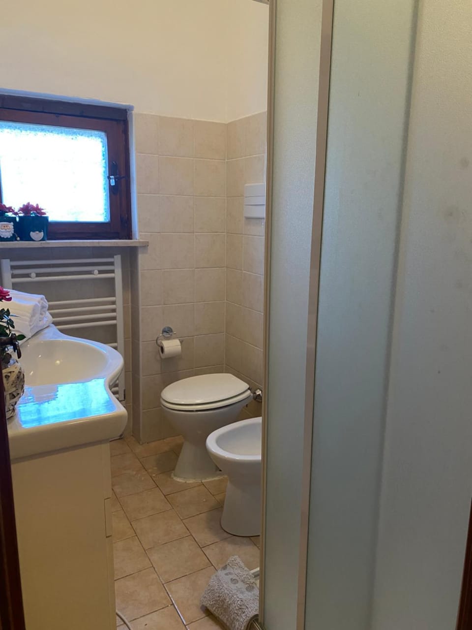 Shower, Toilet, Bathroom, bidet, towels