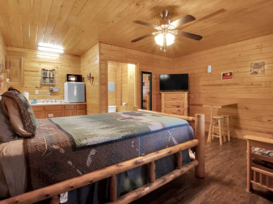 Photo of the whole room, Bedroom