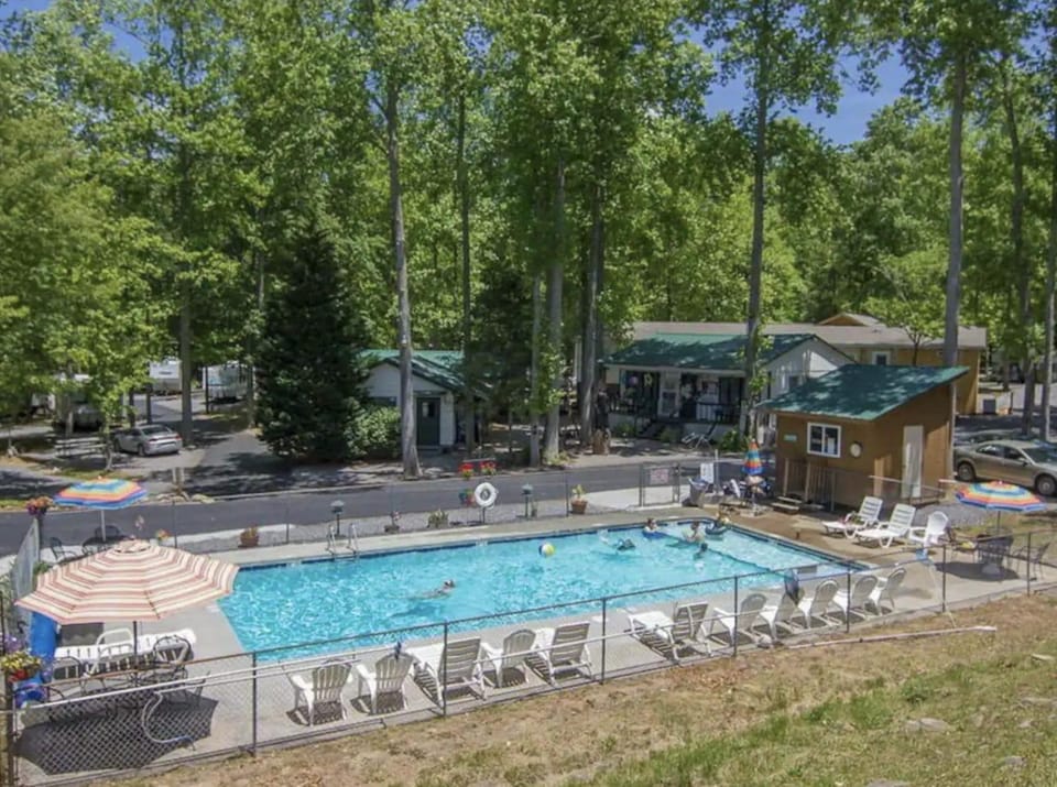 Swimming pool