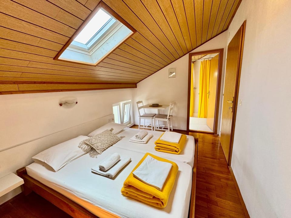 Bed, Bedroom, towels