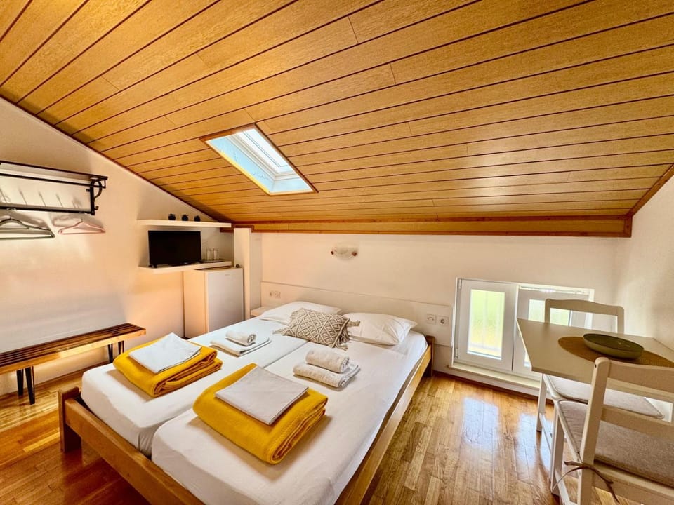 Bed, TV and multimedia, towels