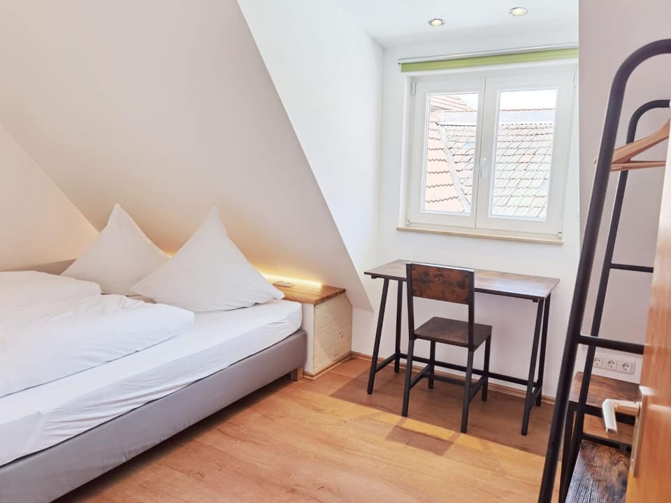 Photo of the whole room, Bedroom