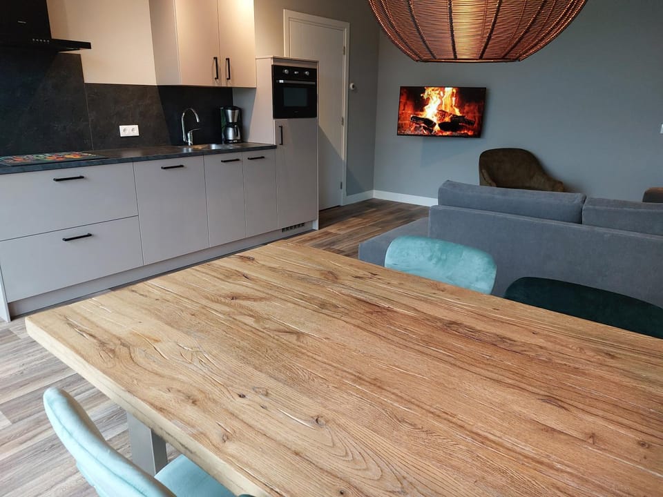 TV and multimedia, Kitchen or kitchenette, Living room, Seating area, Dining area, stove