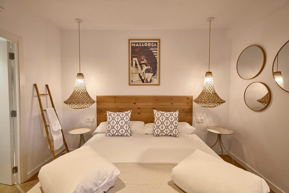 Bed, TV and multimedia, Photo of the whole room, Decorative detail, Bedroom, air conditioner