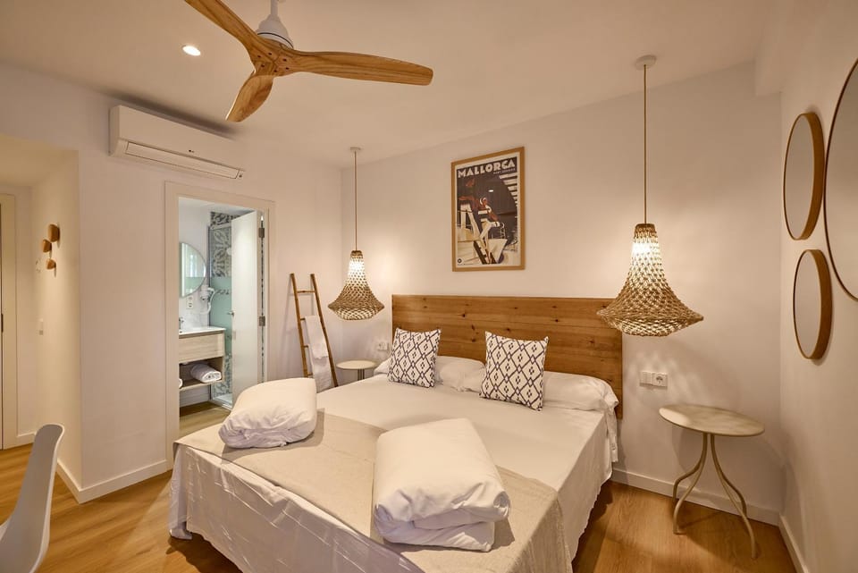 Bed, TV and multimedia, Photo of the whole room, Bedroom, safe, air conditioner