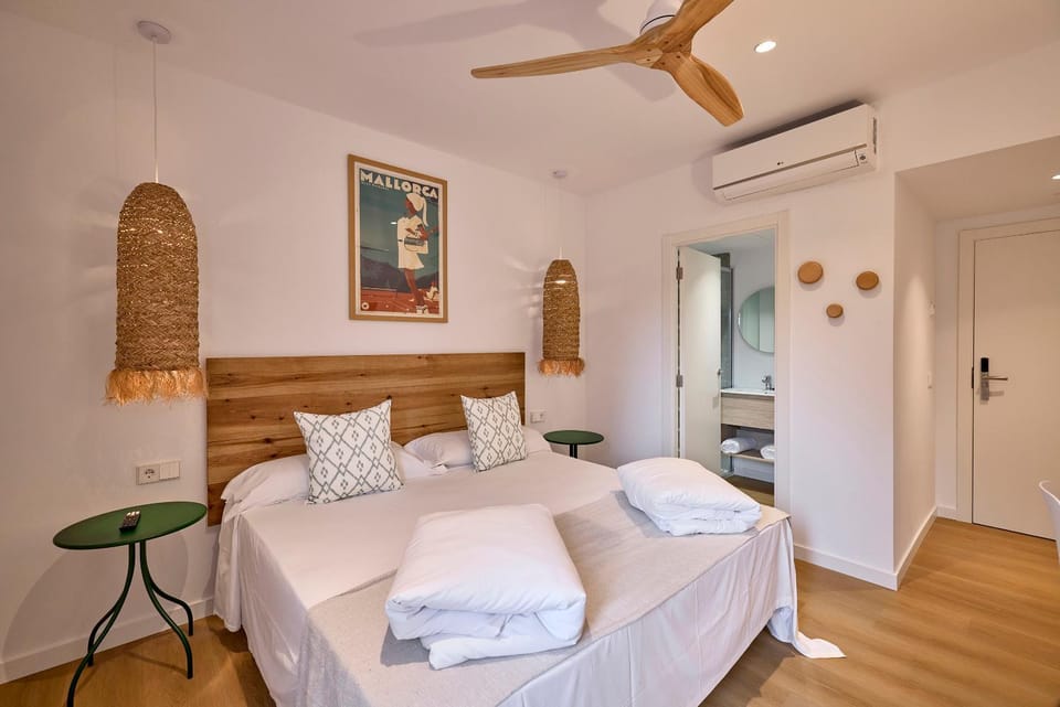 TV and multimedia, Decorative detail, safe, towels, air conditioner