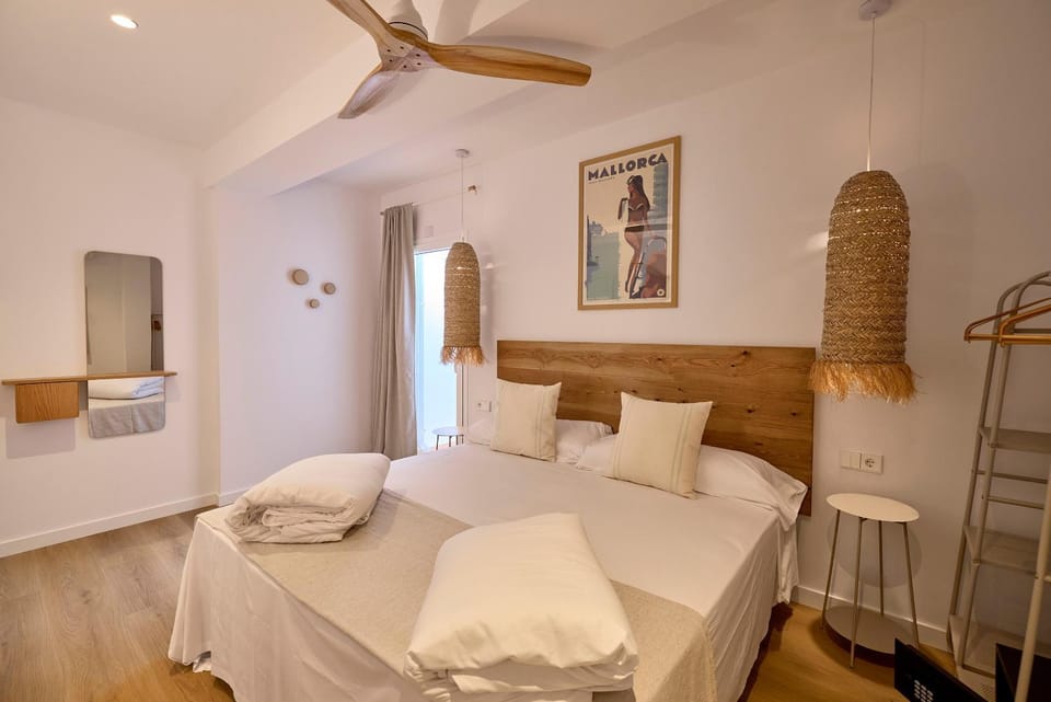 Bed, TV and multimedia, Photo of the whole room, Bedroom, towels, air conditioner