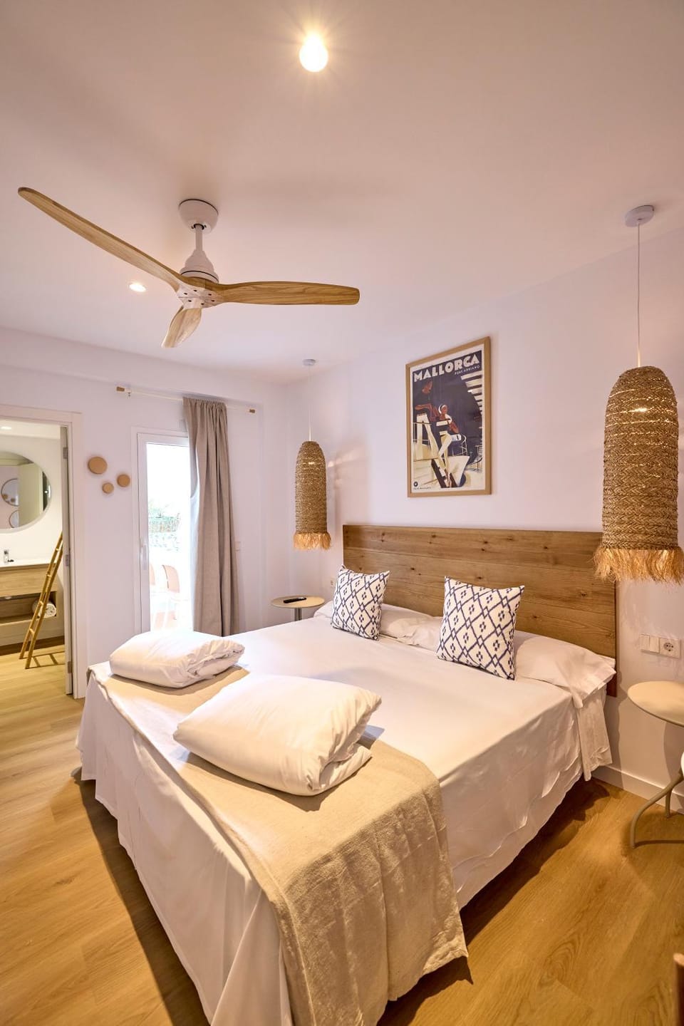 Bed, TV and multimedia, Photo of the whole room, Bedroom, towels, air conditioner