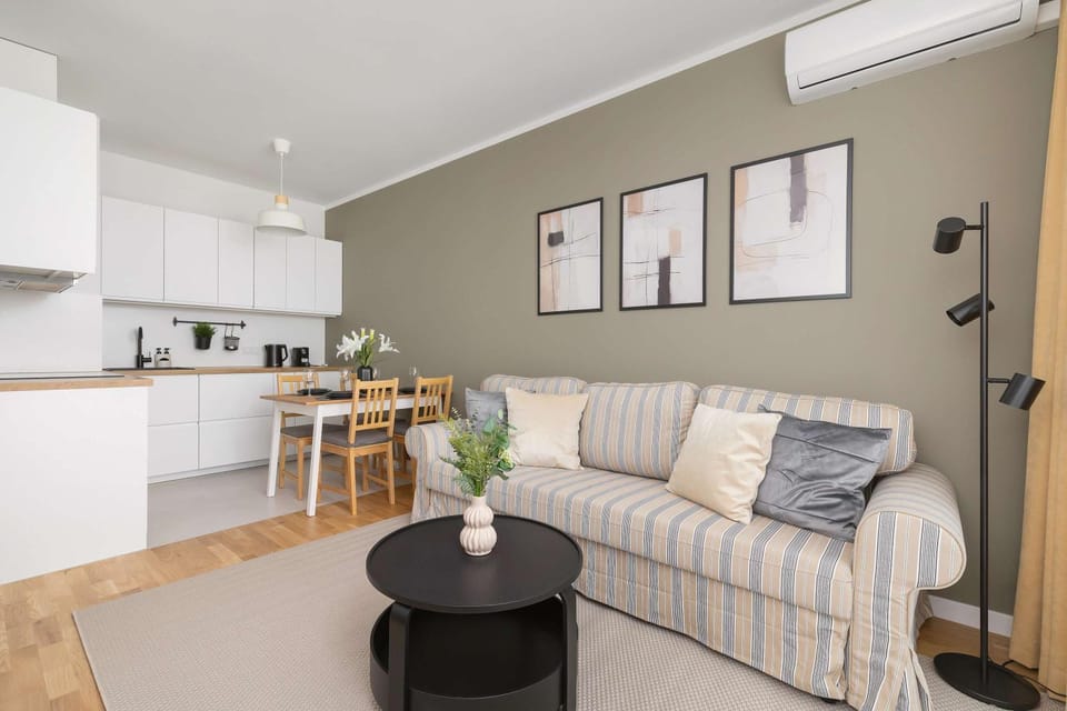 Kitchen or kitchenette, Living room, Seating area, Dining area