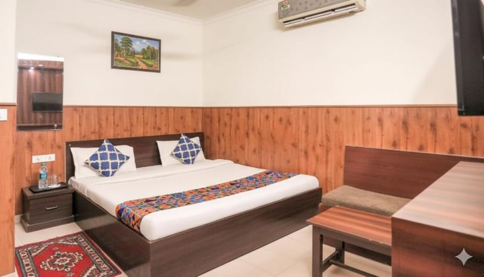 TV and multimedia, Seating area, Bedroom, air conditioner