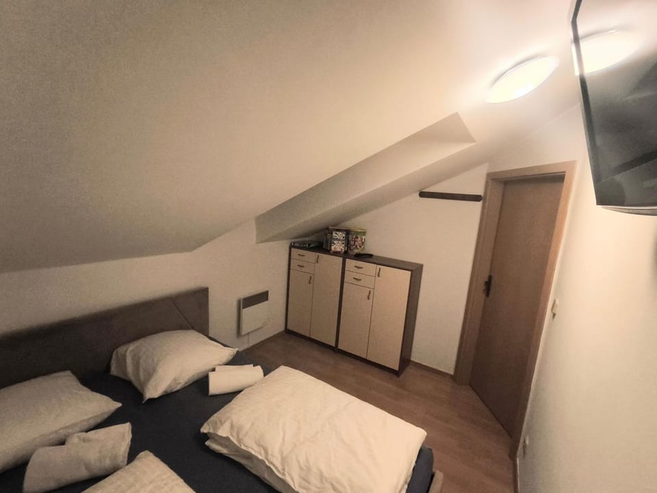 Bed, TV and multimedia, Photo of the whole room, Bedroom, wardrobe
