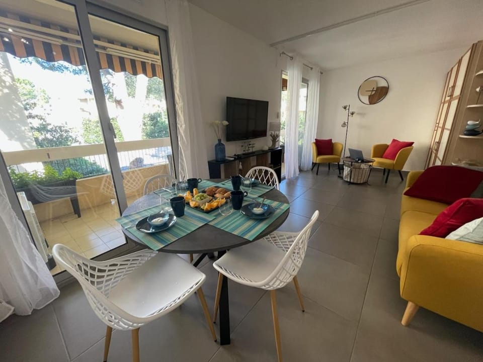 Communal lounge/ TV room, TV and multimedia, Dining area