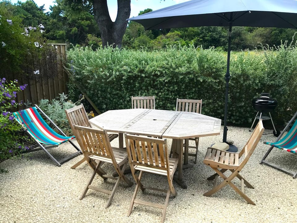 Patio, Day, Garden, Dining area