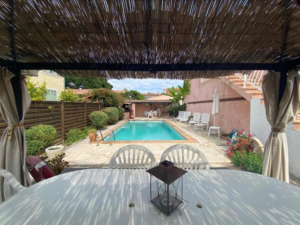 Dining area, Pool view, Swimming pool