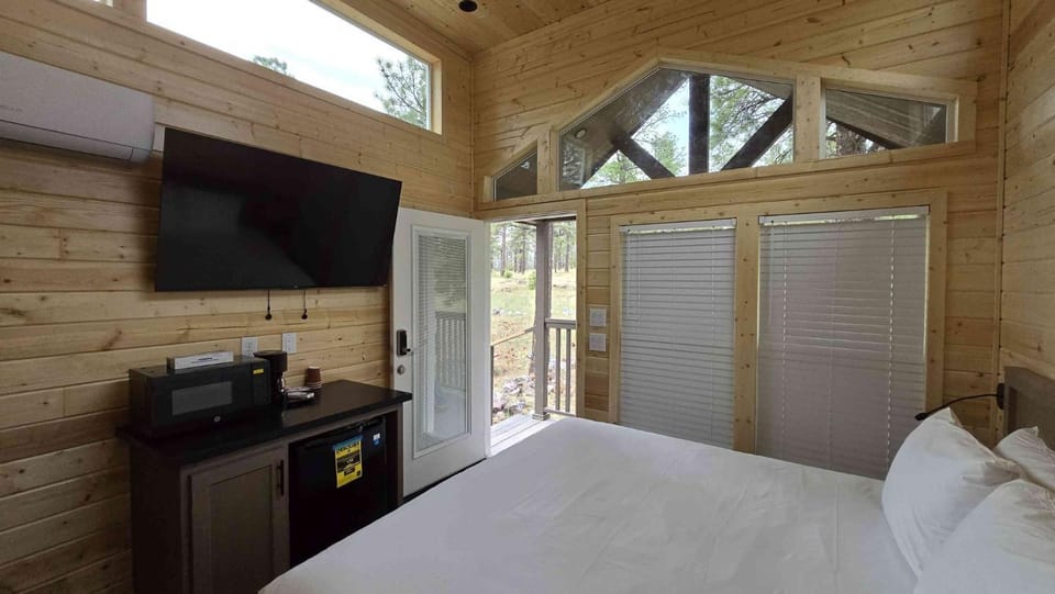 Bed, TV and multimedia, Photo of the whole room, Bedroom