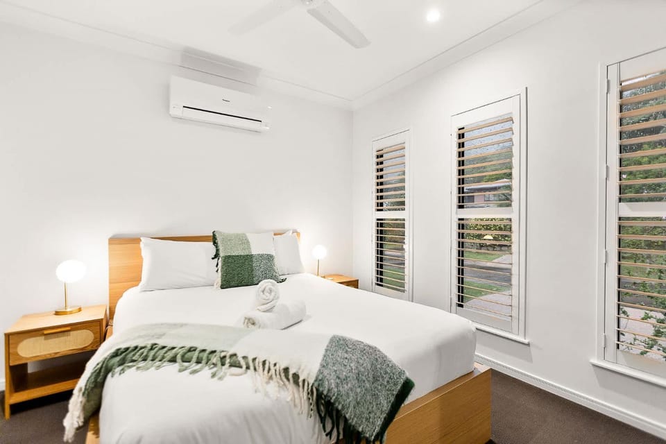 Photo of the whole room, Bedroom, air conditioner