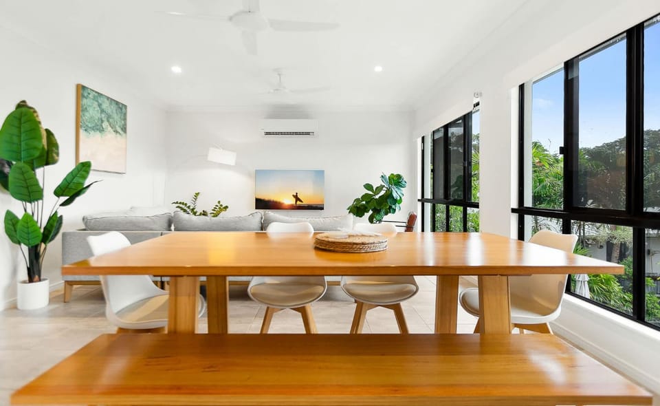 Living room, Seating area, Dining area, air conditioner