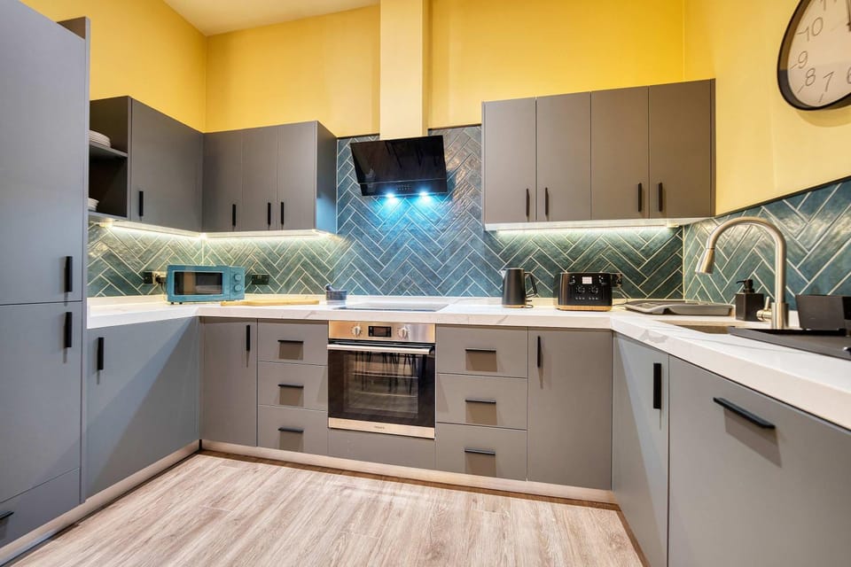 Kitchen or kitchenette, dishwasher, oven