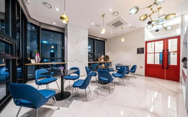 Restaurant/places to eat, Restaurant/places to eat