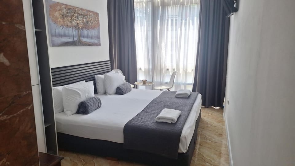 Shower, Toilet, Bed, TV and multimedia, Balcony/Terrace, Photo of the whole room, Seating area, Bedroom, hair dryier, internet, internet, internet, towels, air conditioner