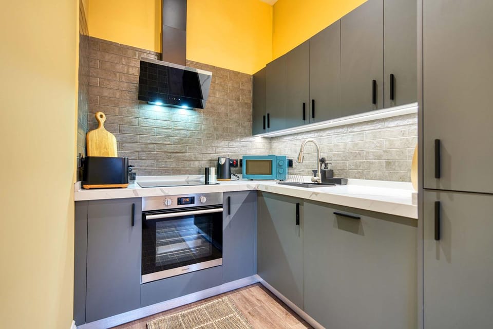 Kitchen or kitchenette, dishwasher, oven