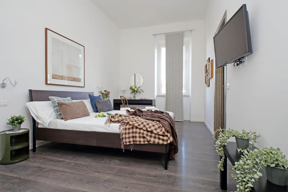 Bed, TV and multimedia, Photo of the whole room, Bedroom
