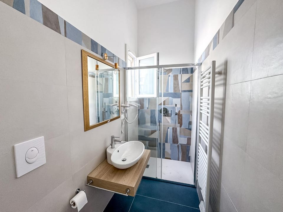 Shower, Toilet, Bathroom, towels