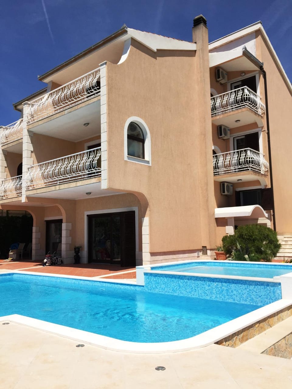 Facade/entrance, Swimming pool