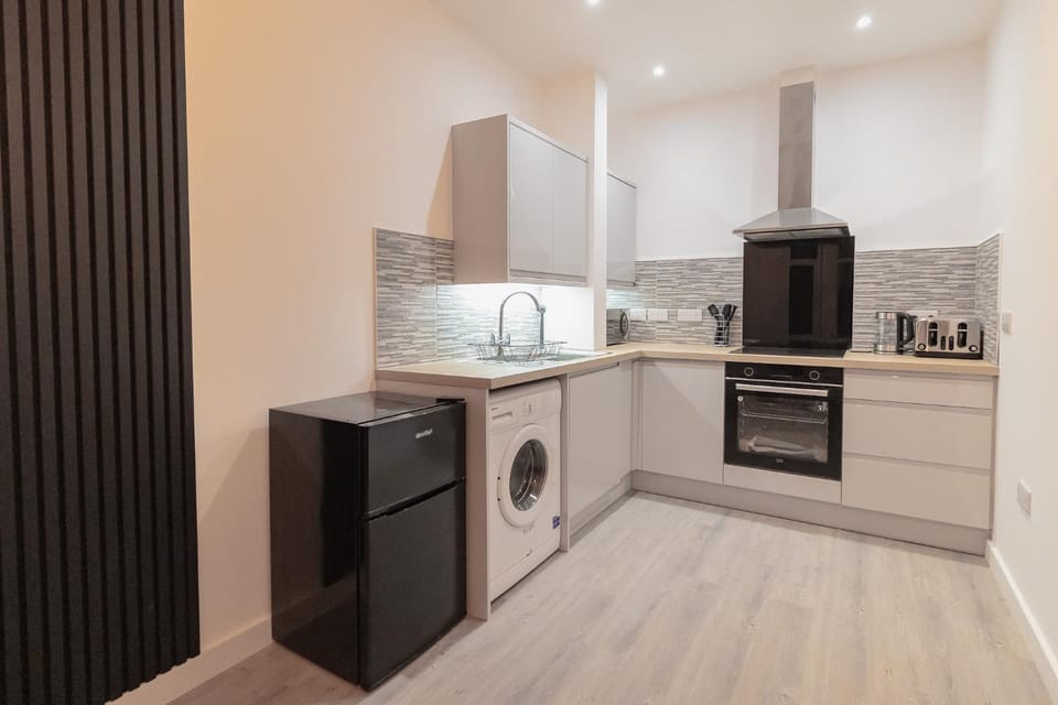 Kitchen or kitchenette, oven, stove, toaster, washing machine, acessibility