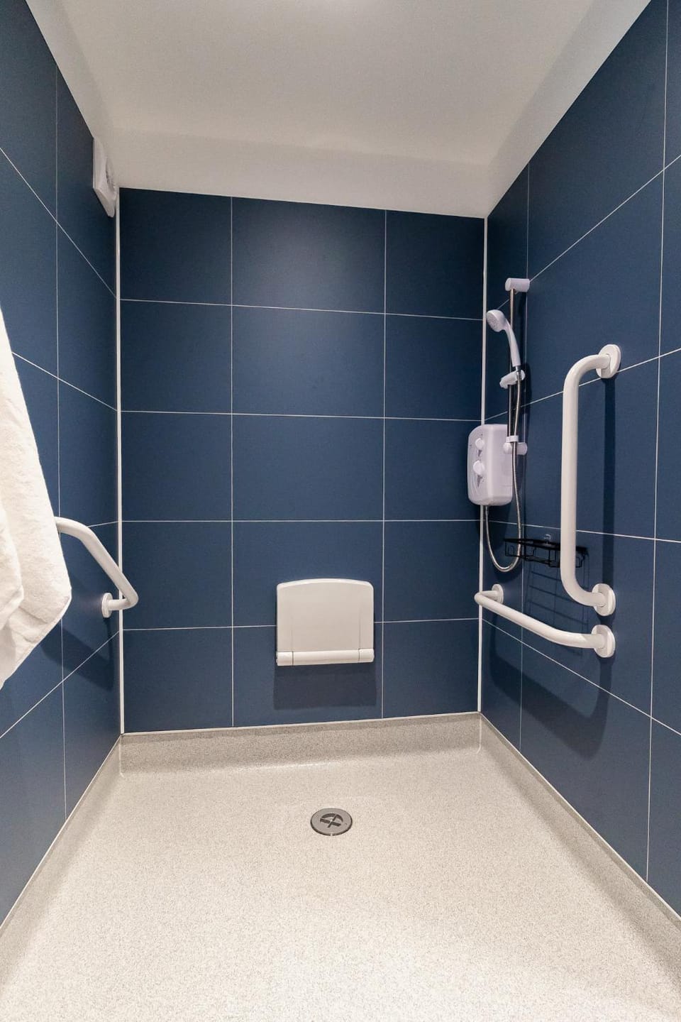 Shower, Bathroom, towels, acessibility