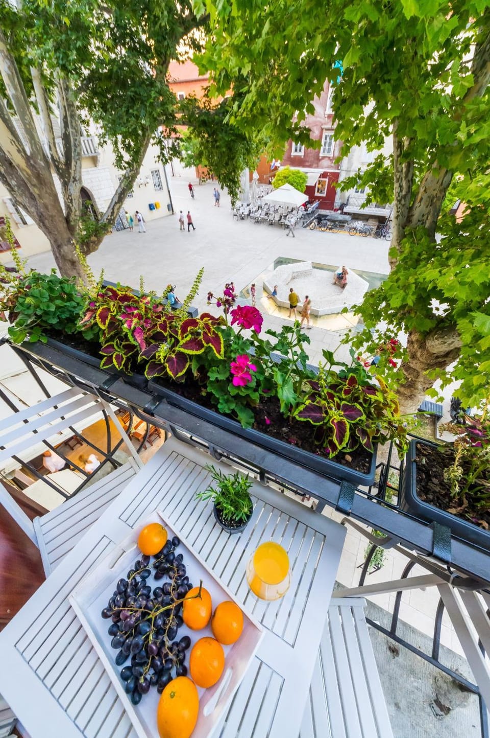 Balcony/Terrace, Seating area, Bedroom, City view, Street view