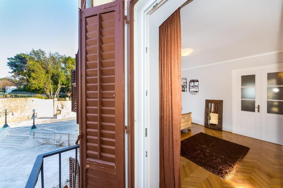 Balcony/Terrace, Seating area, Bedroom, City view, Street view