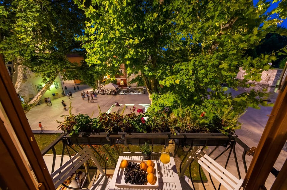 Balcony/Terrace, Seating area, Bedroom, City view, Street view