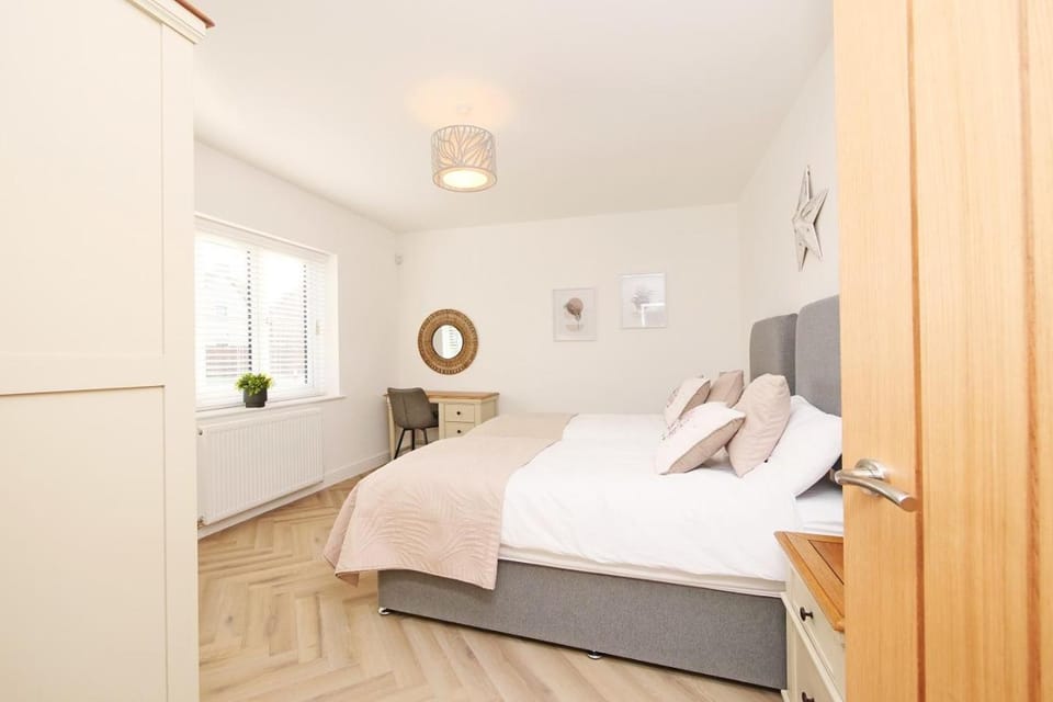 Bed, Photo of the whole room, Bedroom, towels, wardrobe