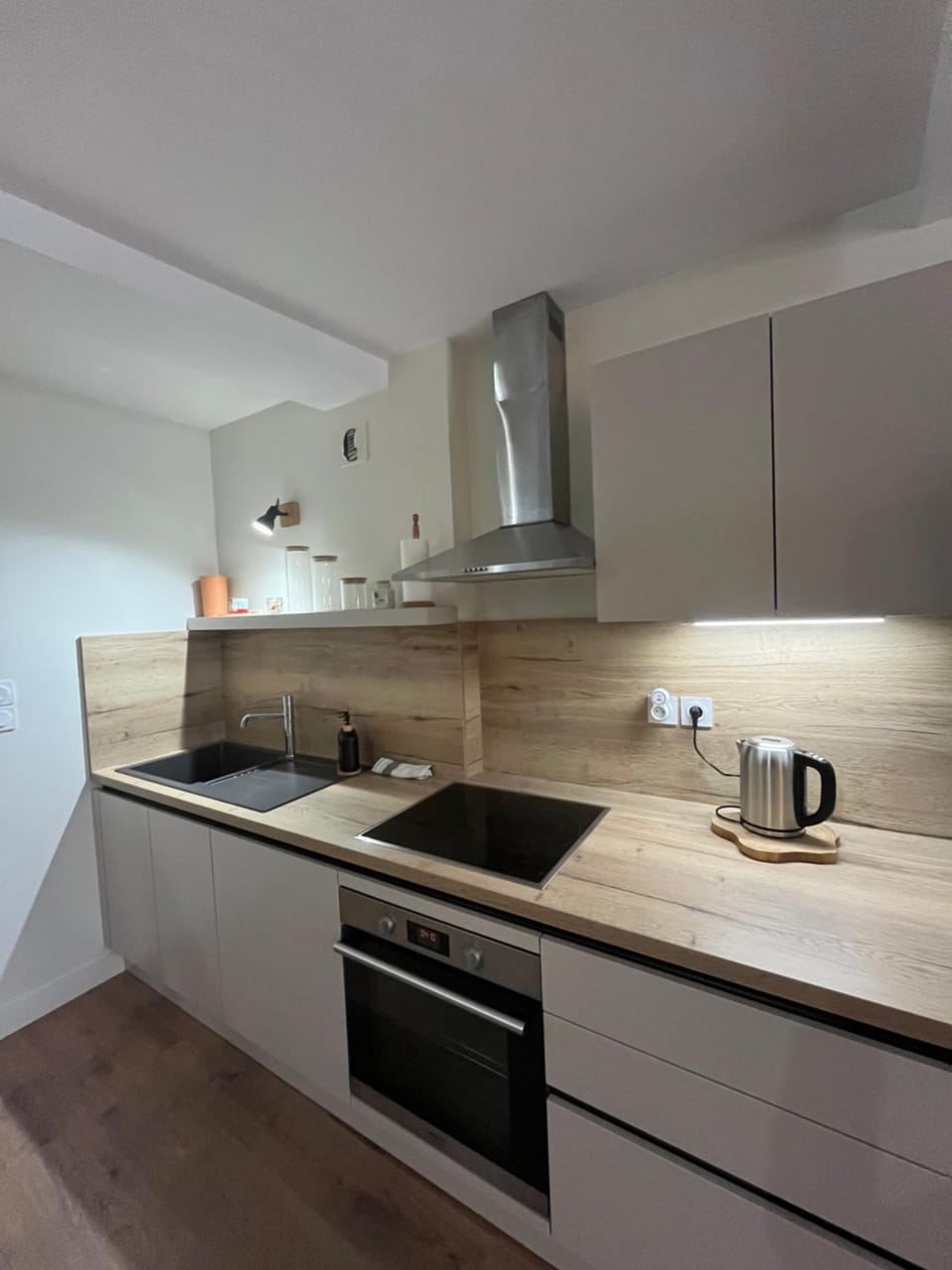 Coffee/tea facilities, Kitchen or kitchenette, dishwasher, stove